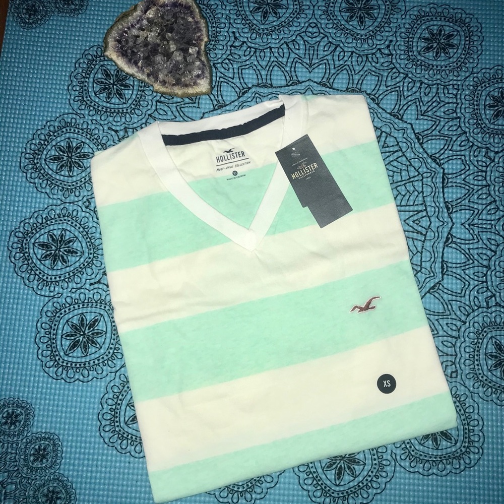 🦋 Hollister V neck shirt ! ✨✨🔥 NWT size XS